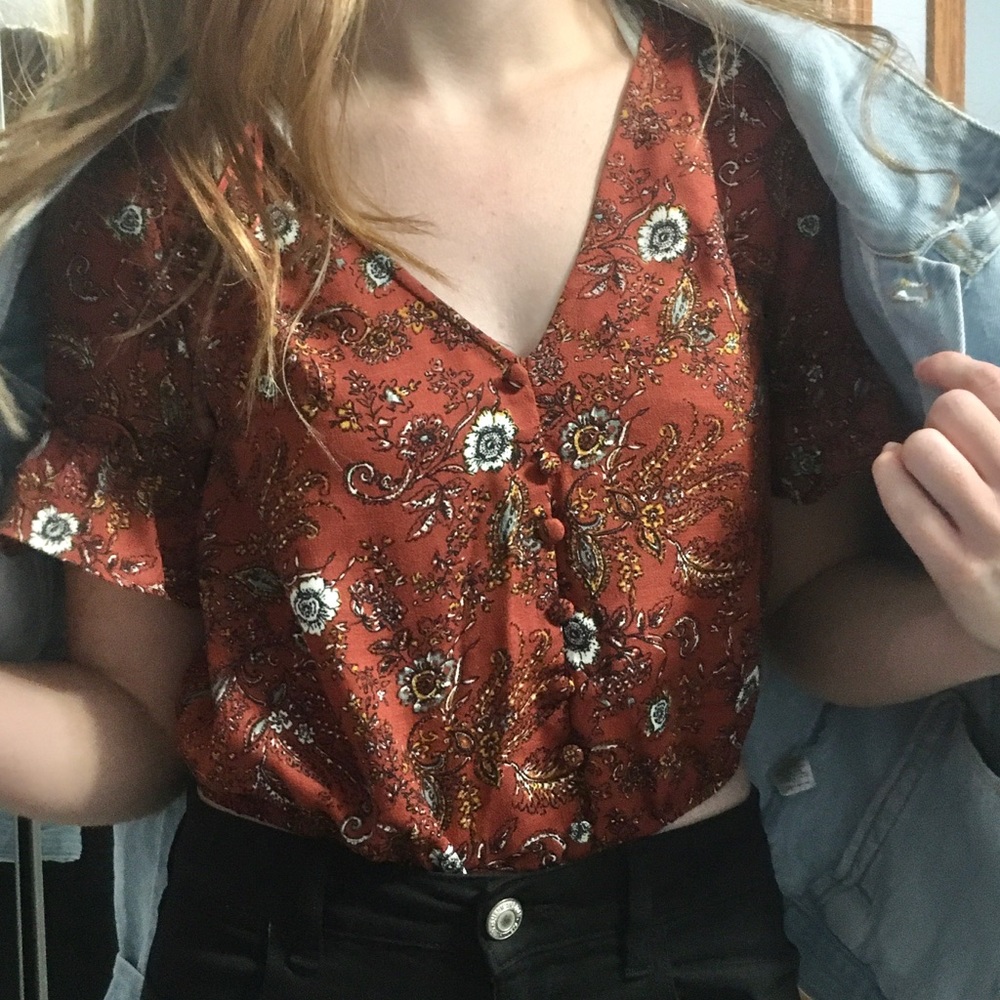 Short sleeve crop top.